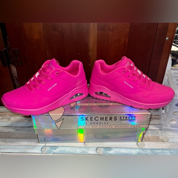 SKECHERS WOMAN SIZE 7 UNO NIGHT SHADES 💗 Color is HOT PINK - Picture 7 of 10